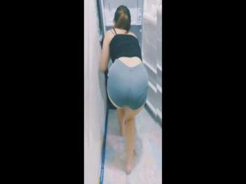 Perkosaan Besar Breasted Gadis Membersihkan Kulkas