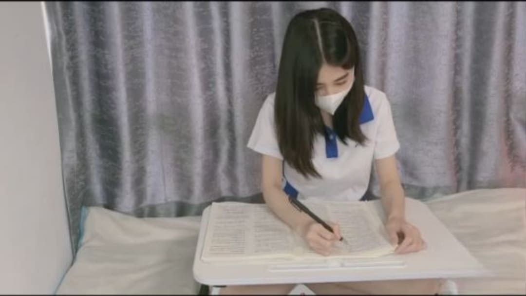 Mengerjakan Pekerjaan Rumahku Dan Disetubuhi Sebuah Gempa